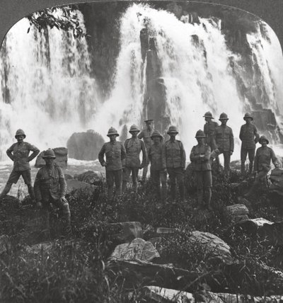 Troupes britanniques se rafraîchissant à une cascade, Afrique, Première Guerre mondiale, vers 1914-1918 - Realistic Travels Publishers
