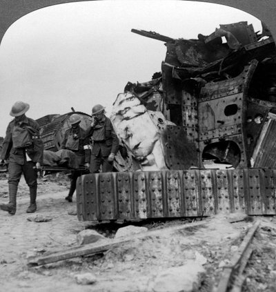 Victimes du front passant devant des chars détruits, Villers-Bretonneux, France, Première Guerre mondiale, 1918 - Realistic Travels Publishers