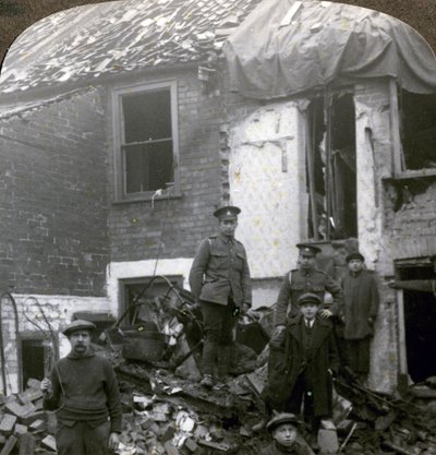 Destruction causée par les bombes Zeppelin allemandes, Première Guerre mondiale, 1914-1918 - Realistic Travels Publishers