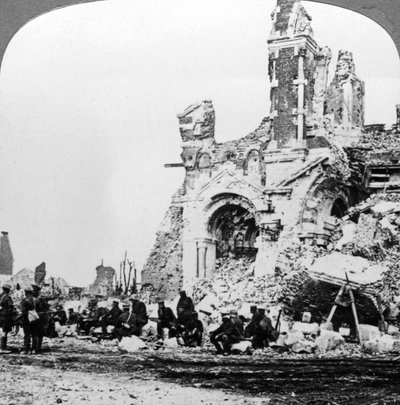 Prisonniers de guerre allemands à côté des ruines de la basilique d