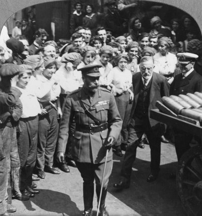 Sa Majesté inspecte les obus chez Holmes and Co Ltd, Hull, Yorkshire, Première Guerre mondiale, vers 1914-vers 1918 - Realistic Travels Publishers