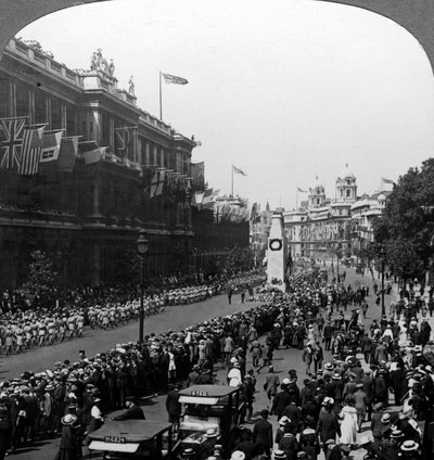 Troupes indiennes saluant le Soldat Inconnu au Cénotaphe, Whitehall, Londres, vers 1920 - Realistic Travels Publishers