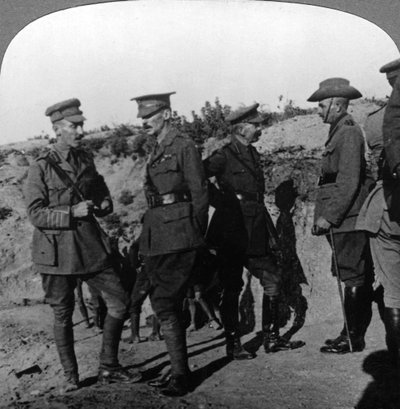 Lord Kitchener examine la situation à Gallipoli avec des officiers de l