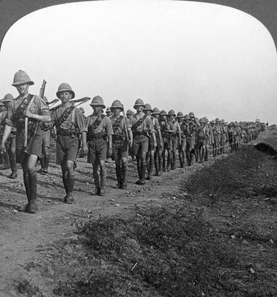 Sur la longue marche sous une chaleur torride vers Bagdad, Première Guerre mondiale, vers 1914-1917 - Realistic Travels Publishers