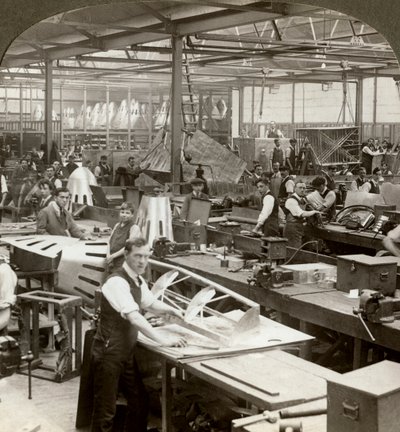 Ouvriers métallurgistes dans une usine d