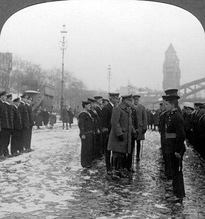 Sir Douglas Haig inspectant des marins, Première Guerre mondiale, 1918 - Realistic Travels Publishers