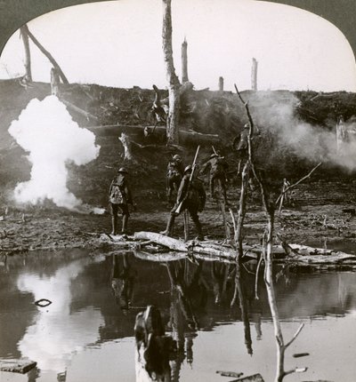 Soldats traversant la rivière Ancre, Bataille de la Somme, France, Première Guerre mondiale, 1916 - Realistic Travels Publishers