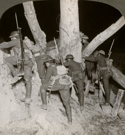 Soldats quittant une tranchée pour un raid nocturne à Messines, Belgique, Première Guerre mondiale, 1914-1918 - Realistic Travels Publishers
