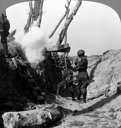Soldats attendant dans les tranchées pour attaquer, Première Guerre mondiale, 1914-1918 - Realistic Travels Publishers