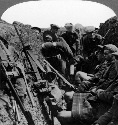 Porteurs de brancards évacuant un officier blessé, Première Guerre mondiale, 1914-1918 - Realistic Travels Publishers