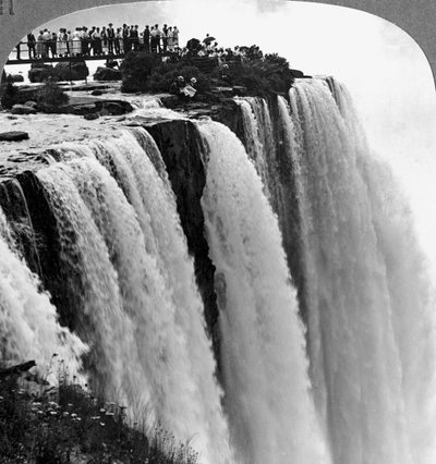 Le pont fragile, Chutes du Niagara, Canada - Realistic Travels Publishers