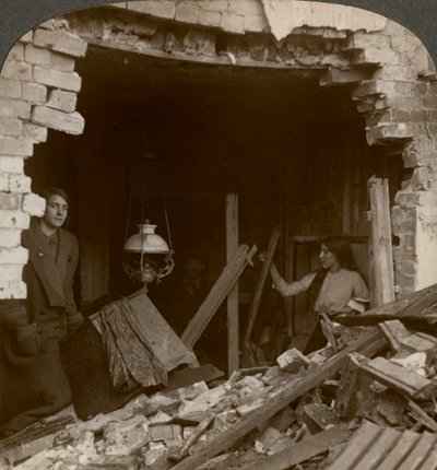Les dégâts causés par une bombe Zeppelin allemande, Première Guerre mondiale - Realistic Travels Publishers