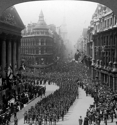 Marche de la victoire des régiments de Londres, saluant le Lord Maire, 1918 - Realistic Travels Publishers