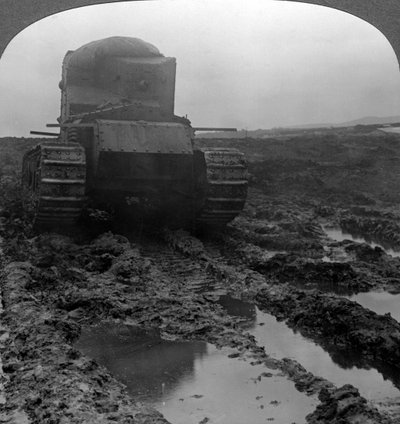 Char Whippet sur un champ de bataille boueux, Morcourt, France, Première Guerre mondiale, 1918 - Realistic Travels Publishers
