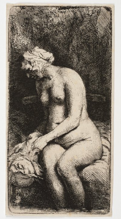 Femme nue assise avec les pieds dans l