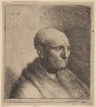 Un homme chauve vêtu d