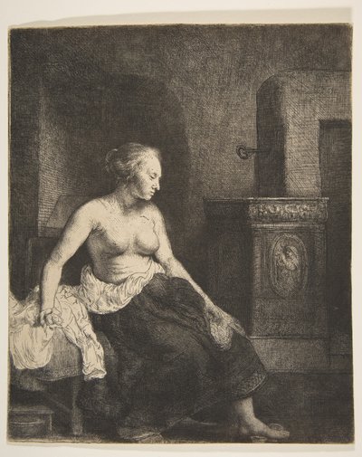 Femme assise à moitié vêtue près d