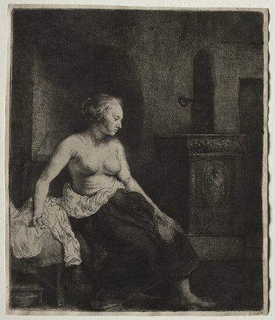 Femme assise à moitié vêtue à côté d