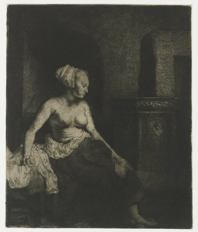 Femme assise à moitié habillée près d