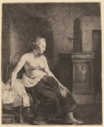 Femme assise à moitié habillée près d