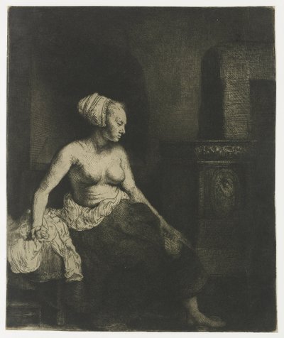 Femme assise à moitié habillée près d