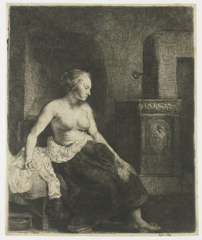 Femme assise à moitié habillée près d