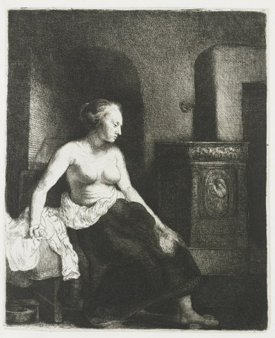 Femme assise à moitié habillée près d