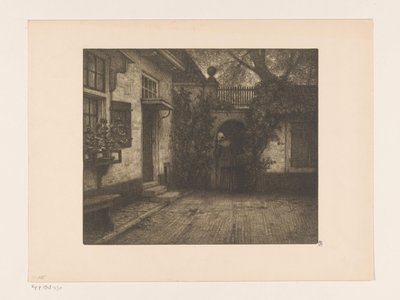 Place devant une maison avec une femme près d
