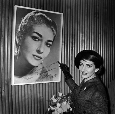 La soprano Maria Callas signe une de ses affiches à l