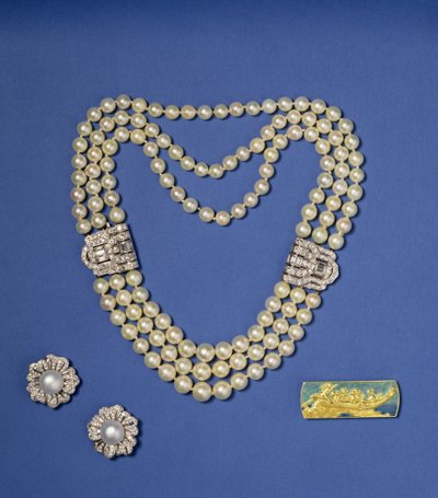 Sélection de bijoux en perles : collier de perles à trois rangs avec clips en diamant ; boucles d