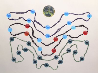 Trois brins de verre coloré et une broche en verre moulé dépoli (