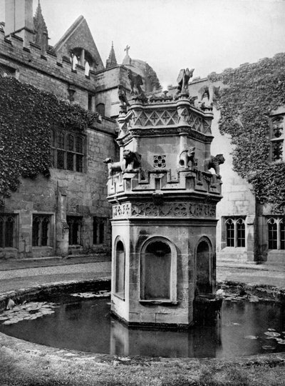Fontaine dans les cloîtres de l