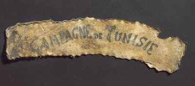 Peau humaine avec inscription tatouée, français - John Pardon