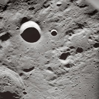 Longues ombres sur la surface lunaire - John Pardon