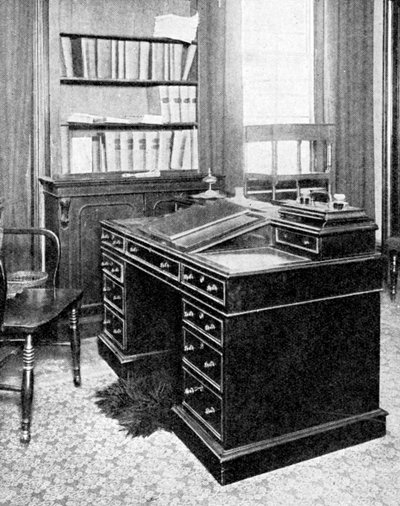 Chaise et bureau de Charles Dickens, utilisés à Gadshill, 1923 - Rischgitz Collection