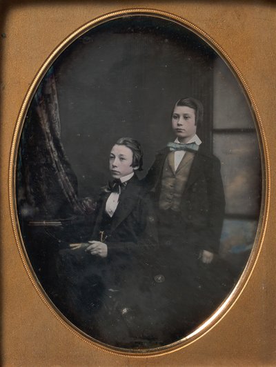 Deux jeunes hommes en nœuds papillon, l