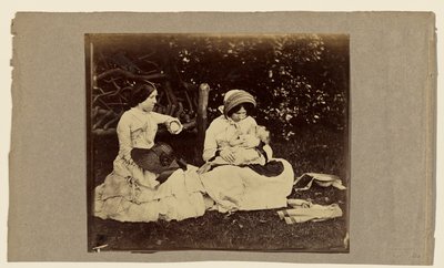 [Enfant endormi avec deux femmes assises sur l