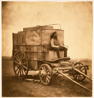 Le van des photographes avec Marcus Sparling en Crimée, 1855 - Roger Fenton