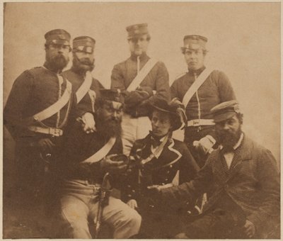 Deux officiers et quatre hommes avec cantinière, Crimée, 1855 - Roger Fenton