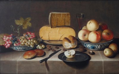Fromage sur une assiette en argent, raisins rouges et blancs et pommes dans des bols en porcelaine Wanli, petits pains, un couteau et une pomme tranchée sur une assiette, le tout sur une table drapée, 1626 - Roloef Koets