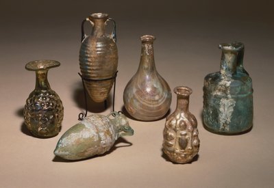Un groupe de flacons cosmétiques romains délicats soufflés et moulés, 1er siècle après J.-C. - Roman