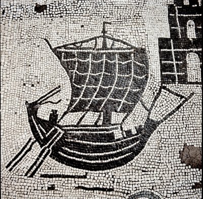 Un navire dans le port d