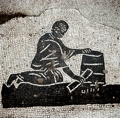 Un ouvrier remplissant un boisseau - Roman