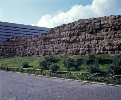 Rome antique, période archaïque : vue des ruines du mur servien, premier enclos de la ville de Rome, construit sous le roi Servius Tullius. VIe siècle av. J.-C. Italie - Roman