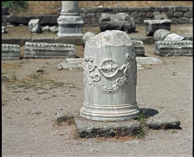 Colonne décorée du symbole du dieu Asclépios. Sanctuaire d