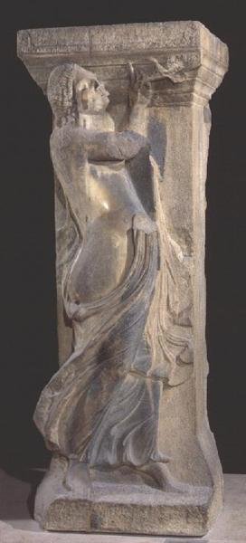 Pilier en pierre décoré avec une bacchante jouant de la double flûte, copie d