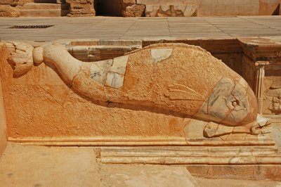 Sculpture de dauphin, bas-relief sur le proscenium du théâtre romain, Sabratha, Libye, IIe siècle après J.-C. - Roman