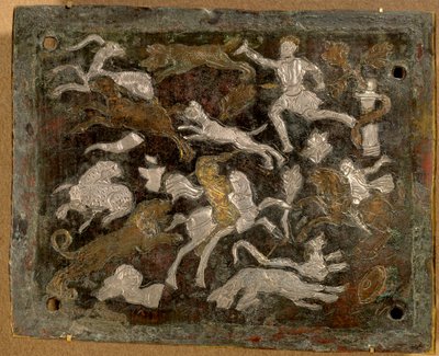 Plaque incrustée : scènes de chasse en bronze avec incrustations d