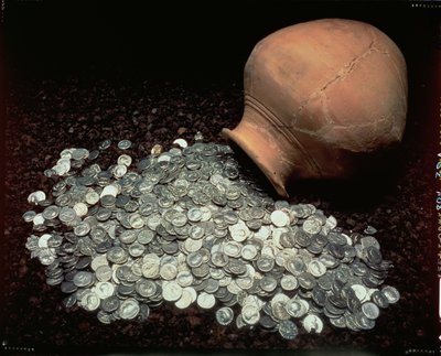 Pot contenant un trésor de pièces d