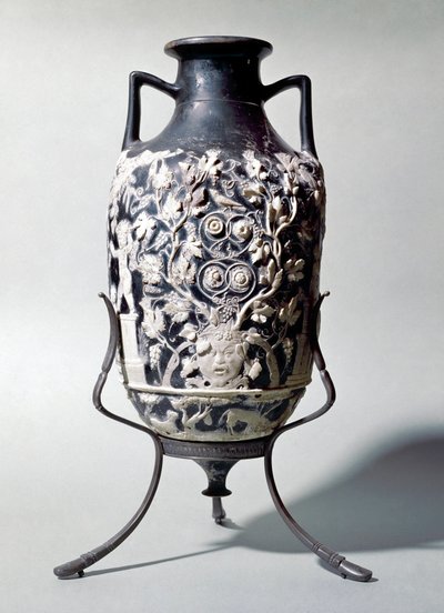 Petite amphore appelée vase bleu montrant une scène dionysiaque - Roman